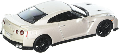 2017 Nissan GT-R R35 White 1/24 Diecast Model Car by Bburago