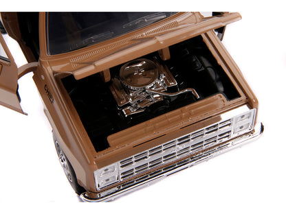 Hopper's Chevrolet Blazer with Police Badge "Hawkins Police Dept." "Stranger Things" (2016) TV Series 1/24 Diecast Model Car by Jada