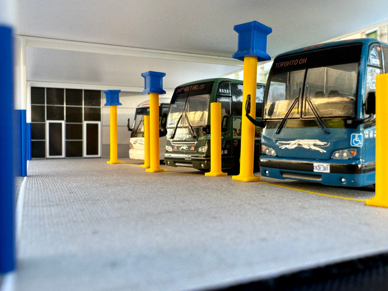 Greyhound Bus Station Diorama EZ Assembly Kit 1/87 (HO) Model by Iconic Replicas