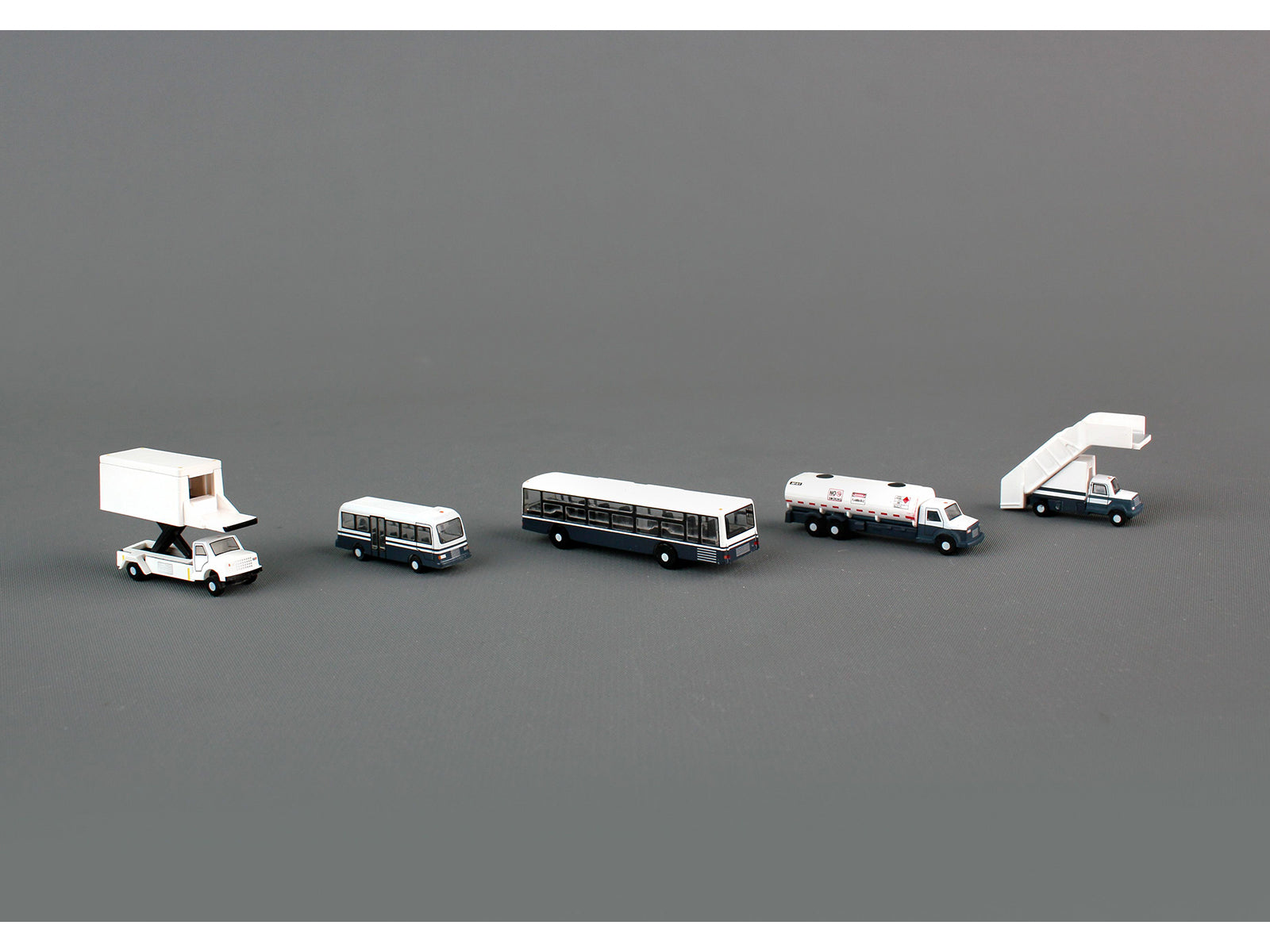 Airport Service Vehicles Set of 5 pieces "Gemini 200" Series Diecast Models by GeminiJets-DiecastModeler.com