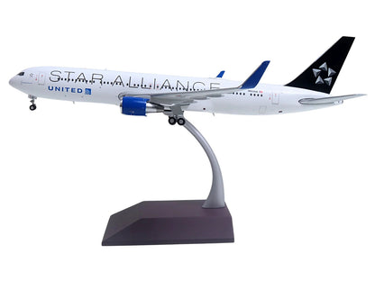 Boeing 767-300ER Commercial Aircraft "United Airlines - Star Alliance" (N653UA) White with Black Tail "Gemini 200" Series 1/200 Diecast Model Airplane by GeminiJets