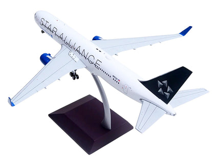 Boeing 767-300ER Commercial Aircraft "United Airlines - Star Alliance" (N653UA) White with Black Tail "Gemini 200" Series 1/200 Diecast Model Airplane by GeminiJets