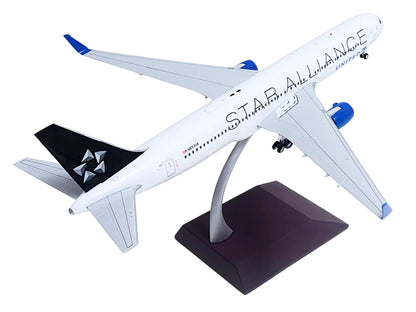 Boeing 767-300ER Commercial Aircraft "United Airlines - Star Alliance" (N653UA) White with Black Tail "Gemini 200" Series 1/200 Diecast Model Airplane by GeminiJets