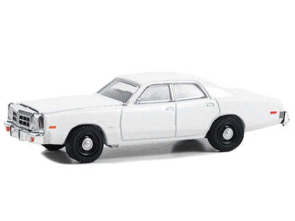 1977-78 Dodge Monaco Police Pursuit White "Hot Pursuit - Hobby Exclusive" Series 1/64 Diecast Model Car by Greenlight-DiecastModeler.com