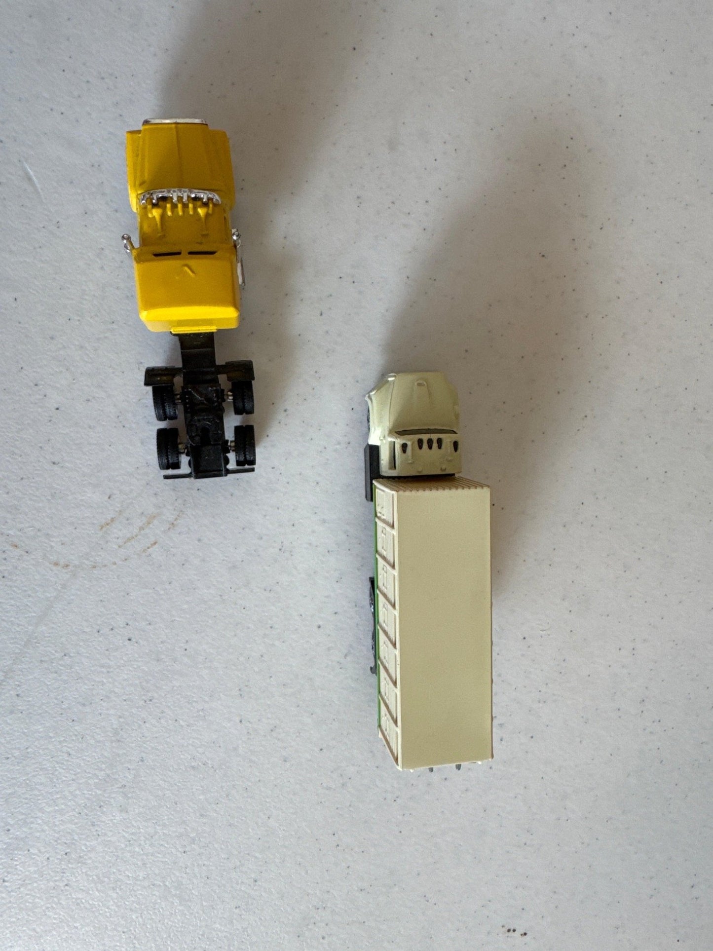 Trucks for your HO layout- (USED)-DiecastModeler.com