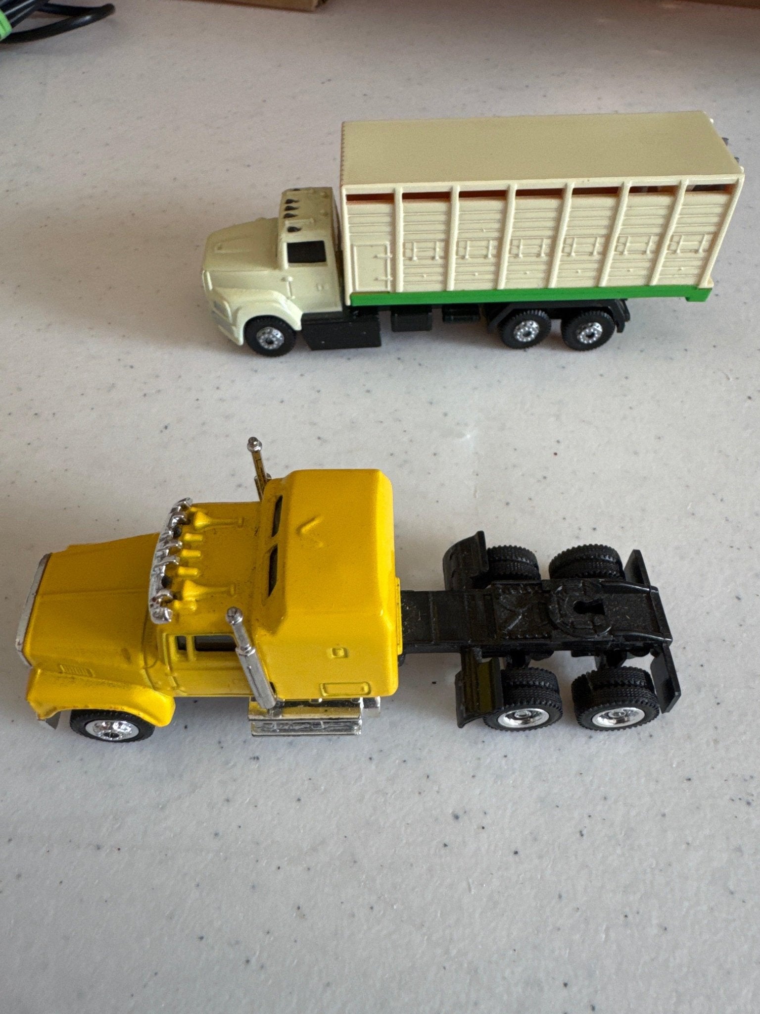 Trucks for your HO layout- (USED)-DiecastModeler.com